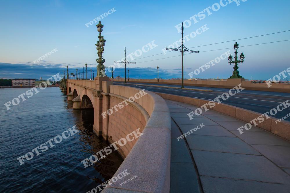 Фотография летнего городского пейзажа в Санкт-Петербург, Россия. На изображении показан Троицкий мост, один из знаковых мостов исторического центра, соединяющий набережные и вход к Троицкая площадь. Фотоснимок демонстрирует каналы и мосты Петербурга как часть популярного экскурсионного маршрута по городу. Фото передаёт атмосферу летнего дня, туристическую привлекательность центра и архитектурную гармонию северной столицы. Иллюстрация может использоваться как изображение, картинка или слайд, посвящённые городам России и туризму в Российской Федерации.
